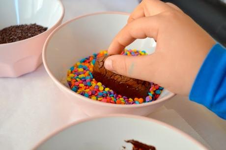 Galletas triple chocolate con sprinkles de colores Galletas triple chocolate con sprinkles de colores
