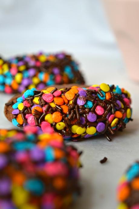Galletas triple chocolate con sprinkles de colores Galletas triple chocolate con sprinkles de colores