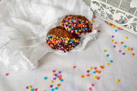 Galletas triple chocolate con sprinkles de colores Galletas triple chocolate con sprinkles de colores
