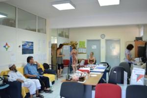 Ciudadanos esperan para ser atendidos en la clínica  social de Elliniko. (Foto: Susanna Arús y Blanca Blay)
