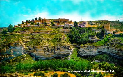 Alcalá del Júcar, pueblo colgado de su montaña. Jorquera, ciudad amurallada
