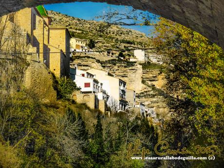Alcalá del Júcar, pueblo colgado de su montaña. Alcalá del Júcar colgado de su montaña