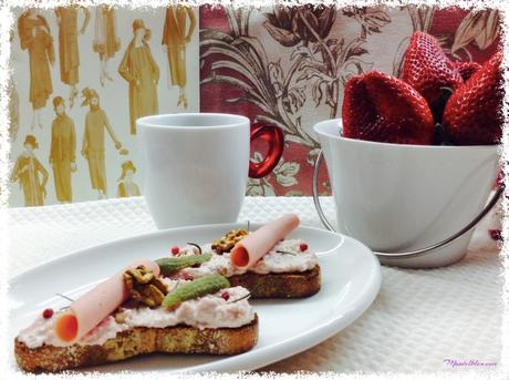 Tosta con crema de mortadela, frutos secos y pimienta rosa Tosta con crema de mortadela, frutos secos y pimienta rosa