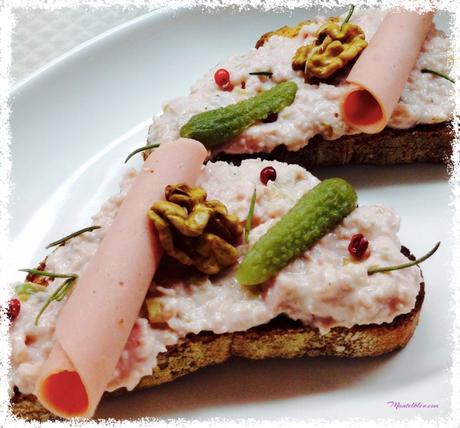 Tosta con crema de mortadela, frutos secos y pimienta rosa Tosta con crema de mortadela, frutos secos y pimienta rosa
