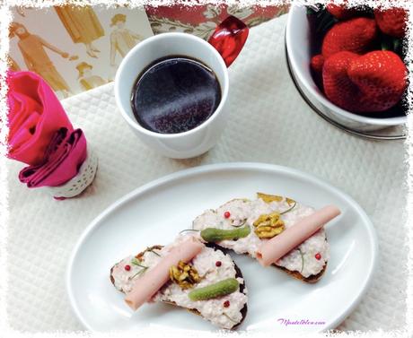 Tosta con crema de mortadela, frutos secos y pimienta rosa Tosta con crema de mortadela, frutos secos y pimienta rosa