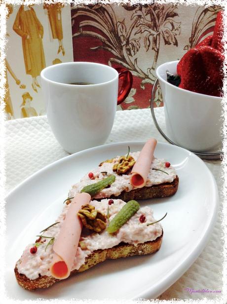 Tosta con crema de mortadela, frutos secos y pimienta rosa Tosta con crema de mortadela, frutos secos y pimienta rosa