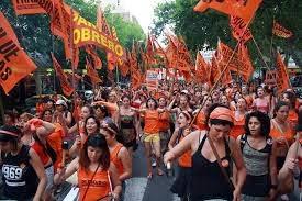 Junto a las docentes, las mujeres trabajadoras marchamos por nuestros derechos.