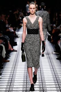 Balenciaga elige formas envolventes para el próximo invierno. Balenciaga elige formas envolventes para el próximo invierno.