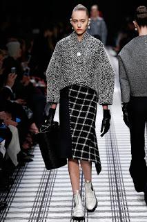 Balenciaga elige formas envolventes para el próximo invierno. Balenciaga elige formas envolventes para el próximo invierno.