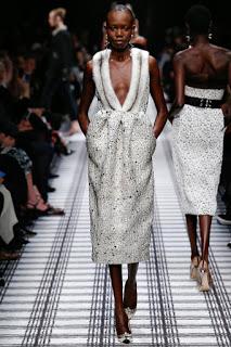 Balenciaga elige formas envolventes para el próximo invierno. Balenciaga elige formas envolventes para el próximo invierno.