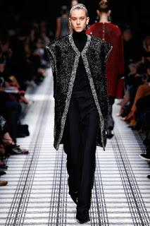 Balenciaga elige formas envolventes para el próximo invierno. Balenciaga elige formas envolventes para el próximo invierno.