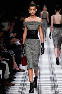 Balenciaga elige formas envolventes para el próximo invierno. Balenciaga elige formas envolventes para el próximo invierno.