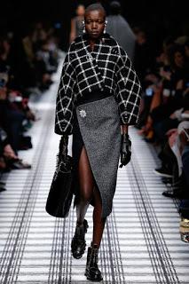 Balenciaga elige formas envolventes para el próximo invierno. Balenciaga elige formas envolventes para el próximo invierno.