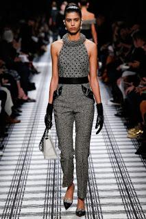 Balenciaga elige formas envolventes para el próximo invierno. Balenciaga elige formas envolventes para el próximo invierno.