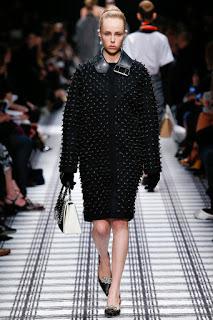 Balenciaga elige formas envolventes para el próximo invierno. Balenciaga elige formas envolventes para el próximo invierno.