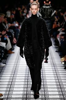 Balenciaga elige formas envolventes para el próximo invierno. Balenciaga elige formas envolventes para el próximo invierno.