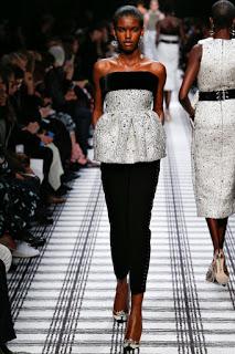 Balenciaga elige formas envolventes para el próximo invierno. Balenciaga elige formas envolventes para el próximo invierno.