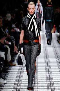 Balenciaga elige formas envolventes para el próximo invierno. Balenciaga elige formas envolventes para el próximo invierno.