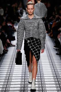 Balenciaga elige formas envolventes para el próximo invierno. Balenciaga elige formas envolventes para el próximo invierno.