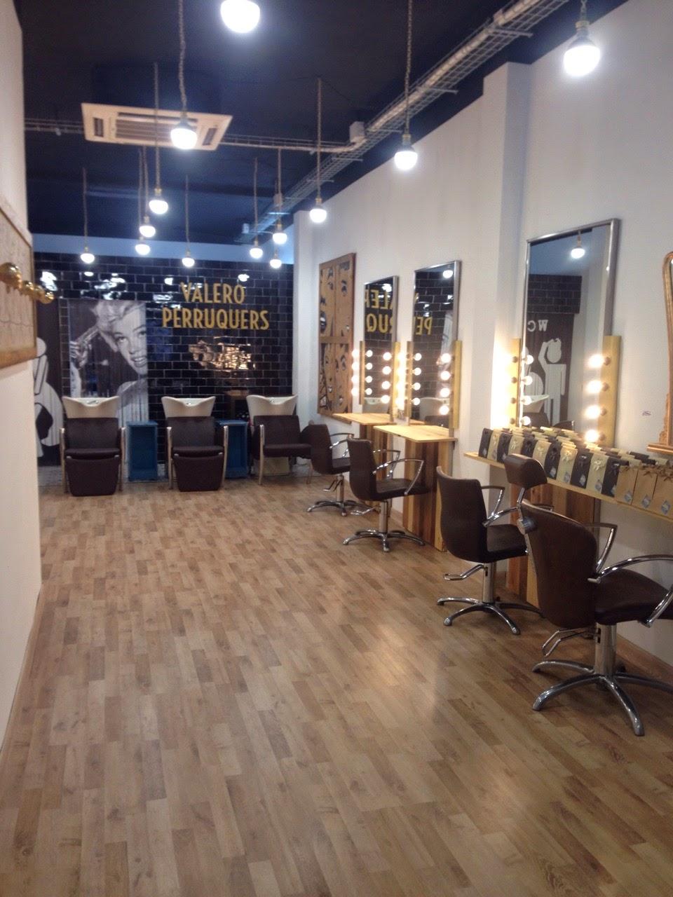 Valero Perruquers: Pasado y presente mezclados en un ambiente único Valero Perruquers: Pasado y presente mezclados en un ambiente único