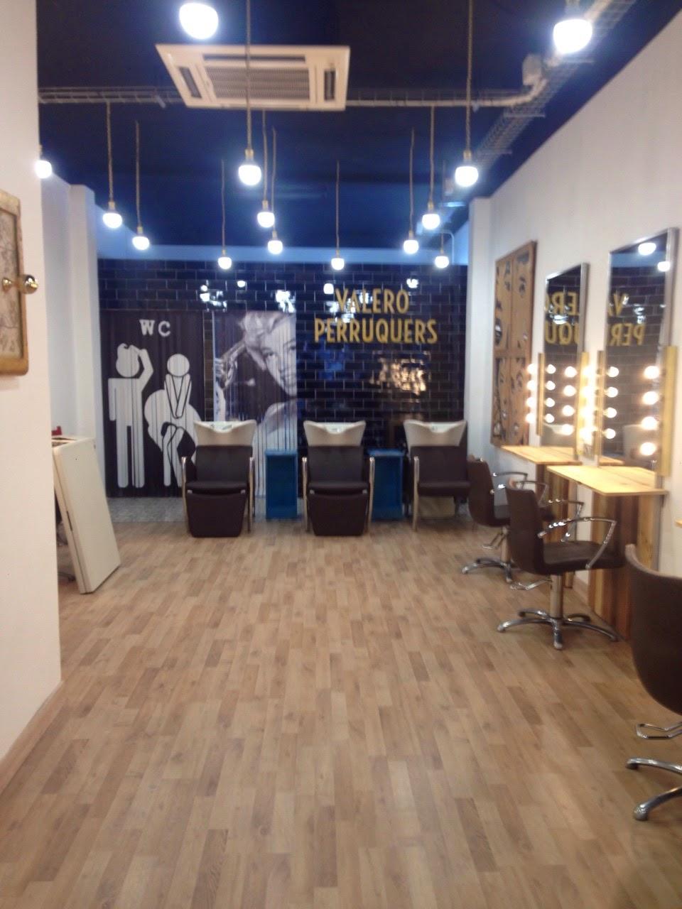 Valero Perruquers: Pasado y presente mezclados en un ambiente único Valero Perruquers: Pasado y presente mezclados en un ambiente único