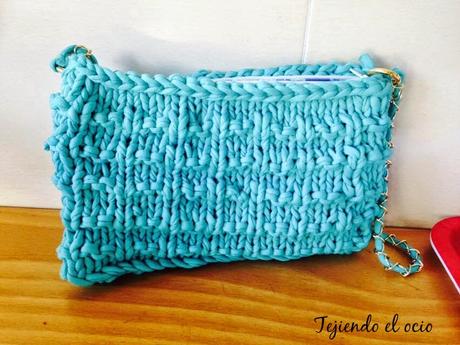 Un pequeño bolso (tejido a dos agujas y trapillo) Un pequeño bolso (tejido a dos agujas y trapillo)