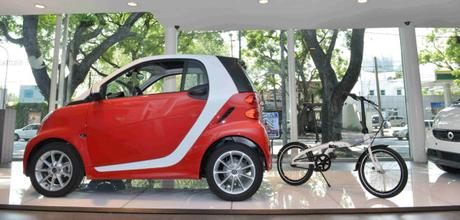 Extraña promoción del modelo de automóviles Smart Extraña promoción del modelo de automóviles Smart