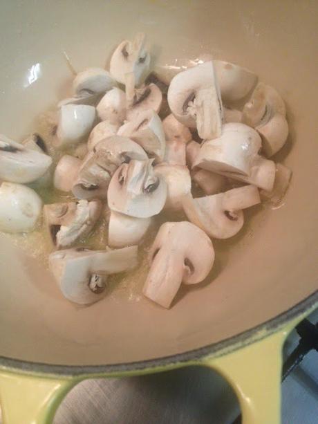 NOODLES DE HUEVO CON ESPARRAGOS, SETAS, HUEVOS Y SOJA NOODLES DE HUEVO CON ESPARRAGOS, SETAS, HUEVOS Y SOJA