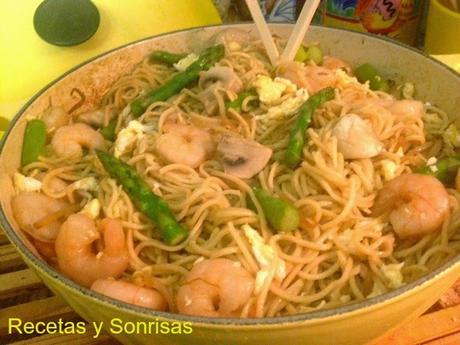NOODLES DE HUEVO CON ESPARRAGOS, SETAS, HUEVOS Y SOJA NOODLES DE HUEVO CON ESPARRAGOS, SETAS, HUEVOS Y SOJA