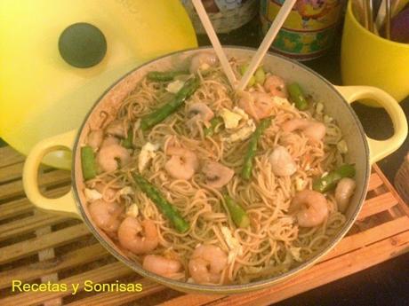 NOODLES DE HUEVO CON ESPARRAGOS, SETAS, HUEVOS Y SOJA NOODLES DE HUEVO CON ESPARRAGOS, SETAS, HUEVOS Y SOJA