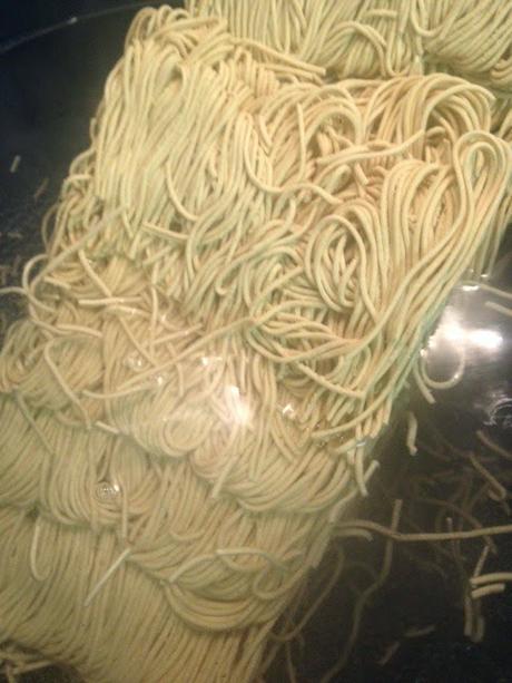 NOODLES DE HUEVO CON ESPARRAGOS, SETAS, HUEVOS Y SOJA NOODLES DE HUEVO CON ESPARRAGOS, SETAS, HUEVOS Y SOJA