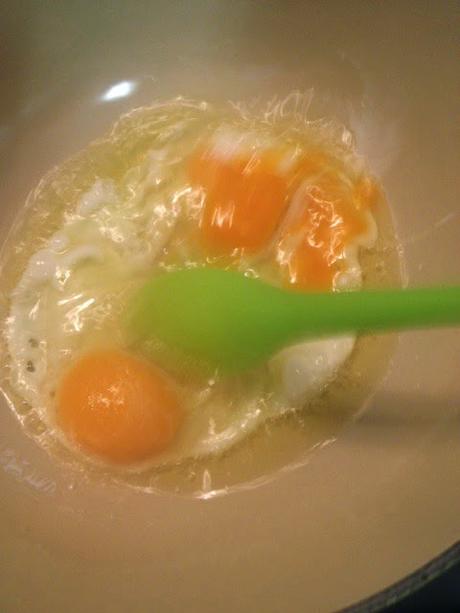 NOODLES DE HUEVO CON ESPARRAGOS, SETAS, HUEVOS Y SOJA NOODLES DE HUEVO CON ESPARRAGOS, SETAS, HUEVOS Y SOJA