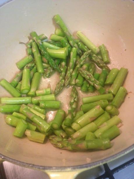 NOODLES DE HUEVO CON ESPARRAGOS, SETAS, HUEVOS Y SOJA NOODLES DE HUEVO CON ESPARRAGOS, SETAS, HUEVOS Y SOJA