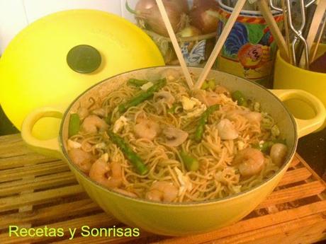 NOODLES DE HUEVO CON ESPARRAGOS, SETAS, HUEVOS Y SOJA NOODLES DE HUEVO CON ESPARRAGOS, SETAS, HUEVOS Y SOJA