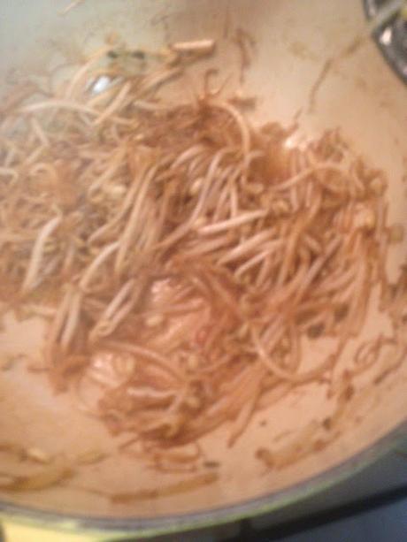 NOODLES DE HUEVO CON ESPARRAGOS, SETAS, HUEVOS Y SOJA NOODLES DE HUEVO CON ESPARRAGOS, SETAS, HUEVOS Y SOJA