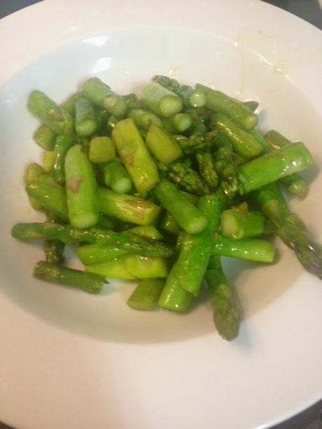 NOODLES DE HUEVO CON ESPARRAGOS, SETAS, HUEVOS Y SOJA NOODLES DE HUEVO CON ESPARRAGOS, SETAS, HUEVOS Y SOJA