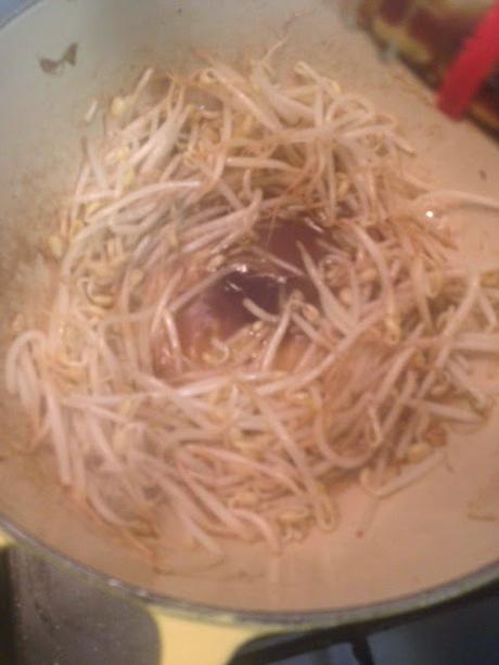 NOODLES DE HUEVO CON ESPARRAGOS, SETAS, HUEVOS Y SOJA NOODLES DE HUEVO CON ESPARRAGOS, SETAS, HUEVOS Y SOJA