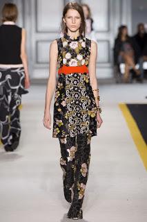 Giambattista Valli busca inspiración en los setenta Giambattista Valli busca inspiración en los setenta