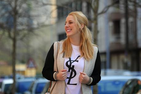 outfit_primavera-camiseta_ysl-jeans_desgastados outfit_primavera-camiseta_ysl-jeans_desgastados