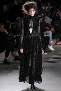 McQueen convierte su desfile en una galería de arte McQueen convierte su desfile en una galería de arte