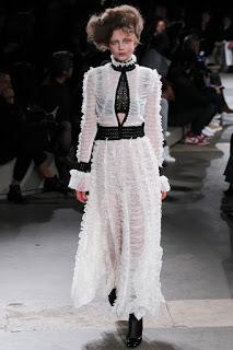 McQueen convierte su desfile en una galería de arte McQueen convierte su desfile en una galería de arte