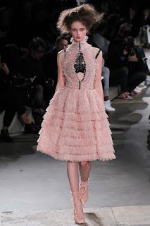 McQueen convierte su desfile en una galería de arte McQueen convierte su desfile en una galería de arte