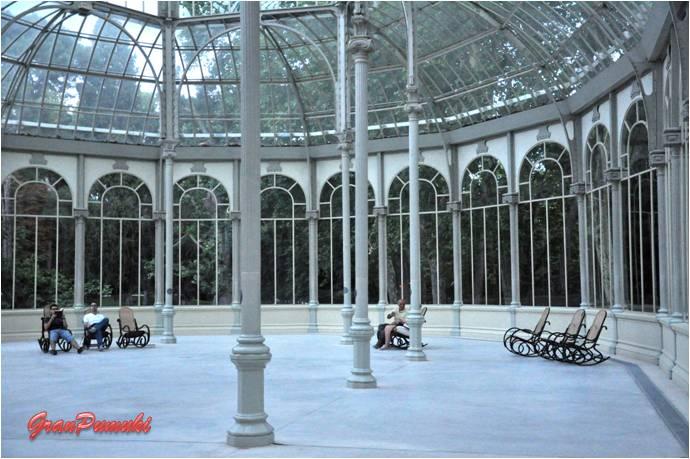 Paseando el Parque del Retiro en Madrid · Palacio de Cristal. Blogger Traveller · Blanco Paseando el Parque del Retiro en Madrid · Palacio de Cristal. Blogger Traveller · Blanco