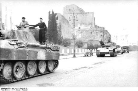 Tanques atravesando la vía de los Foros Imperiales, Roma 1944 Attribution: Bundesarchiv, Bild 101I-716-0011-10 / Dreyer / CC-BY-SA