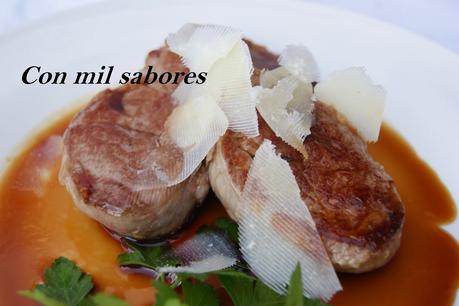 SOLOMILLO IBÉRICO CON REDUCCIÓN DE VINO DE NARANJA Y LASCAS DE QUESO DE CABRA SOLOMILLO IBÉRICO CON REDUCCIÓN DE VINO DE NARANJA Y LASCAS DE QUESO DE CABRA