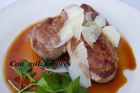 SOLOMILLO IBÉRICO CON REDUCCIÓN DE VINO DE NARANJA Y LASCAS DE QUESO DE CABRA SOLOMILLO IBÉRICO CON REDUCCIÓN DE VINO DE NARANJA Y LASCAS DE QUESO DE CABRA