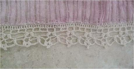 Un jersey vencedor con una puntilla a ganchillo. Un toque shabby chic ( A winner sweatre with ana crochet edge) Un jersey vencedor con una puntilla a ganchillo. Un toque shabby chic ( A winner sweatre with ana crochet edge)