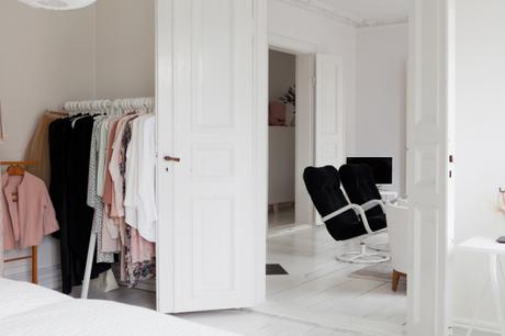 estilo nordico escandinavia estilonordico minimalismo estilo femenino interiores decoracion interiores 2 decoracion dormitorios 2 decoracion de salones 2 decoracion decoracion comedores 2 cocinas blancas interiores suelos de madera blanco piso nórdico de look total white papel de pared floral Papel de pared tapiz de cabecero en el dormitorio estilo nórdico blanco decoración nórdica escandinava decoración en blanco decoración dormitorios nórdicos blog decoracion interiores