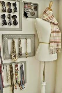 Organizando los roperos y los complementos de Carla y Patri. Organizando los roperos y los complementos de Carla y Patri.