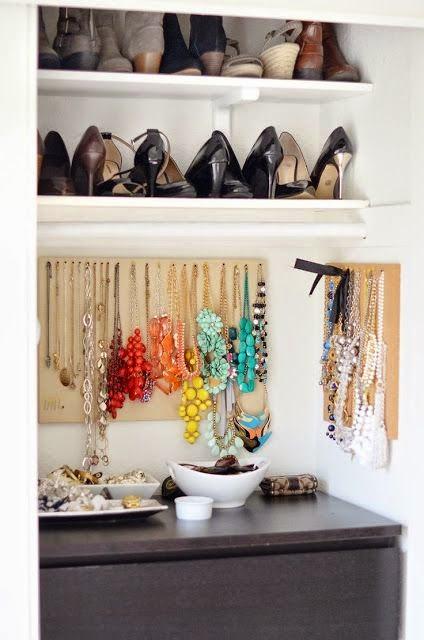 Organizando los roperos y los complementos de Carla y Patri. Organizando los roperos y los complementos de Carla y Patri.